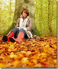 autumn-woman-sitting-under-tree-7231694
